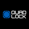 Quad Lock-logotypen med blå och vit design på svart bakgrund.