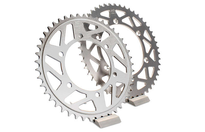 AFAM Aluminium Rear Sprocket 93323 - 520, kompatibelt med Gas Gas Pampera 250. Slitstarkt bakdrev i aluminium för optimal prestanda och hållbarhet.