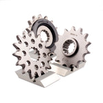 AFAM Steel Standard Front Sprocket 73305 - 520 för Husqvarna Svartpilen och Vitpilen 401 samt KTM 390. Hållbart framdrev i stål för optimal prestanda.