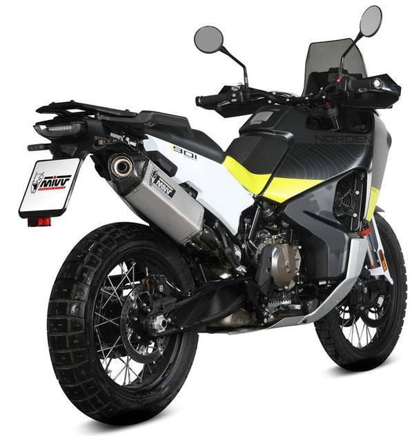 MIVV Speed Edge Silencer HU.002.LRX monterad på Husqvarna Norden 901, visad bakifrån i terrängredo konfiguration. Perfekt för reservdelar och tillbehör.