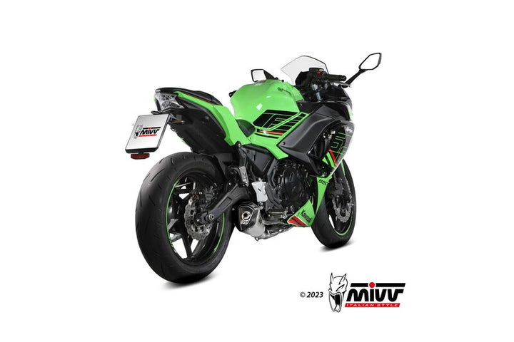 Bakre vy av Kawasaki Ninja 650 med MIVV Delta Race Full Exhaust System K.057.LDRX installerat, visar sportig stil och passform.