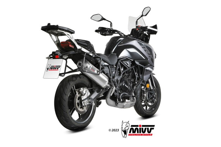 Bakre vy av Benelli TRK 702 med MIVV Muffler Slip On Oval E.012.LX2C, sportigt avgassystem för motorcykeltillbehör.