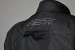 Närbild på RST-logotypen och ventilationsdetaljer på RST Dam Textil Mc-Jacka S-1 Svart. Funktionell och stilren design.